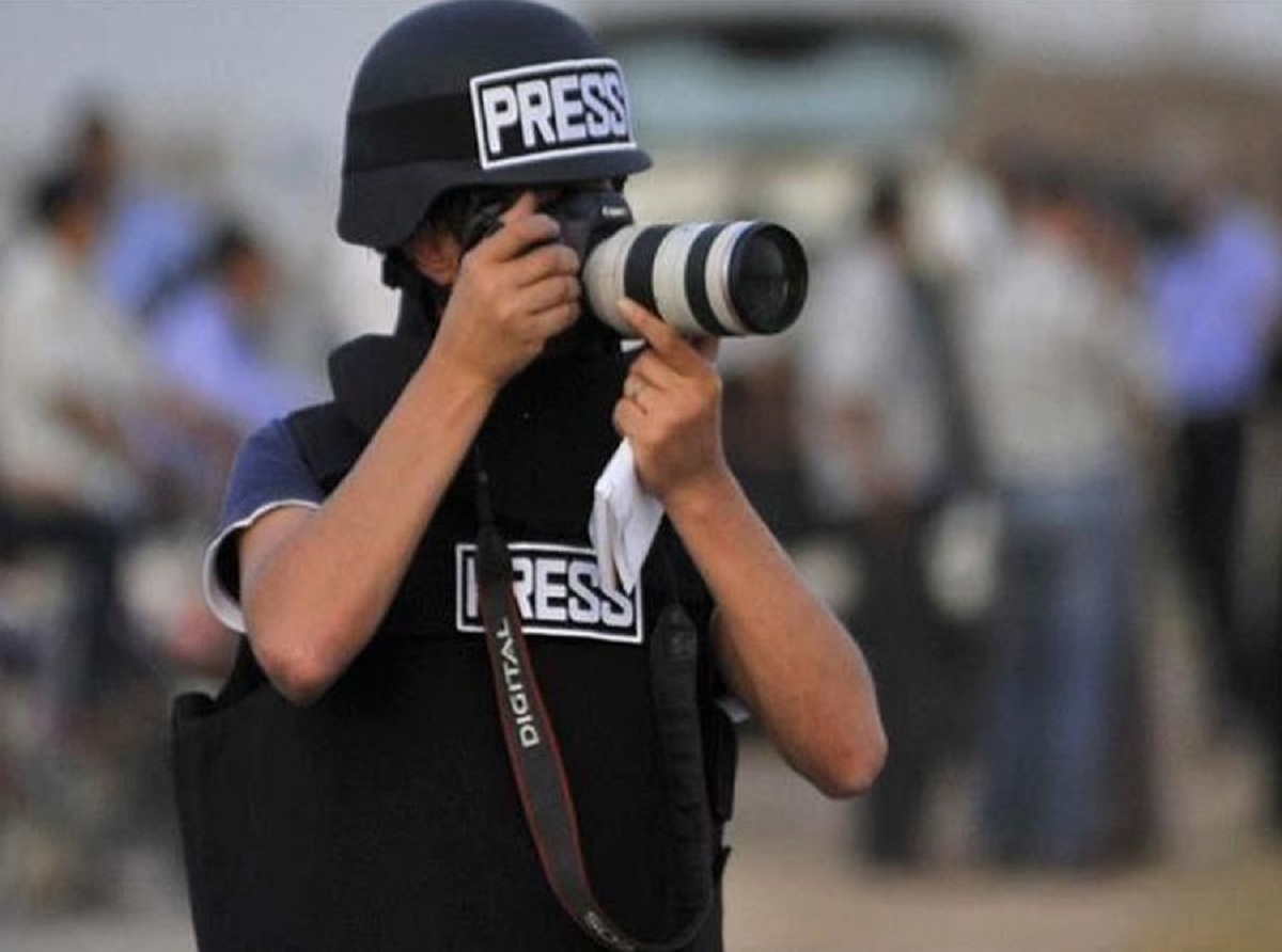 مسلحون يعتدون ويهددون 3 صحفيين في تعز