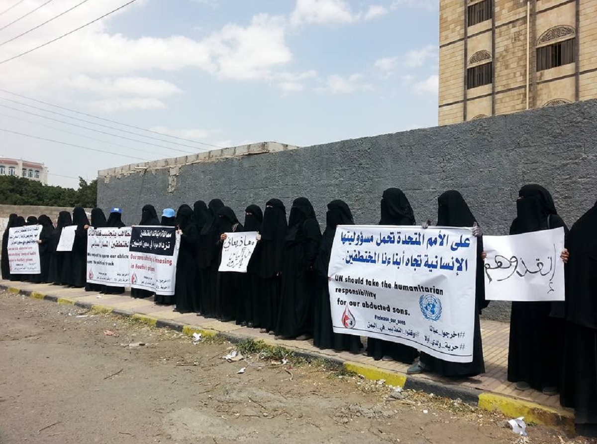 Mothers of Abductees hands “Stephen O'Brien” a message about detainees in Houthi prisons of the Houthi militia