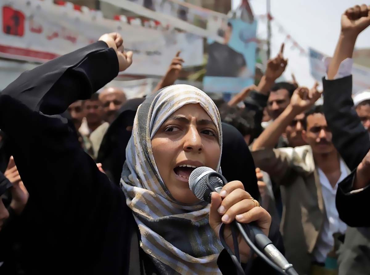 Tawakkol Karman sit in before cabinet, protesting amendments of Premier's directives