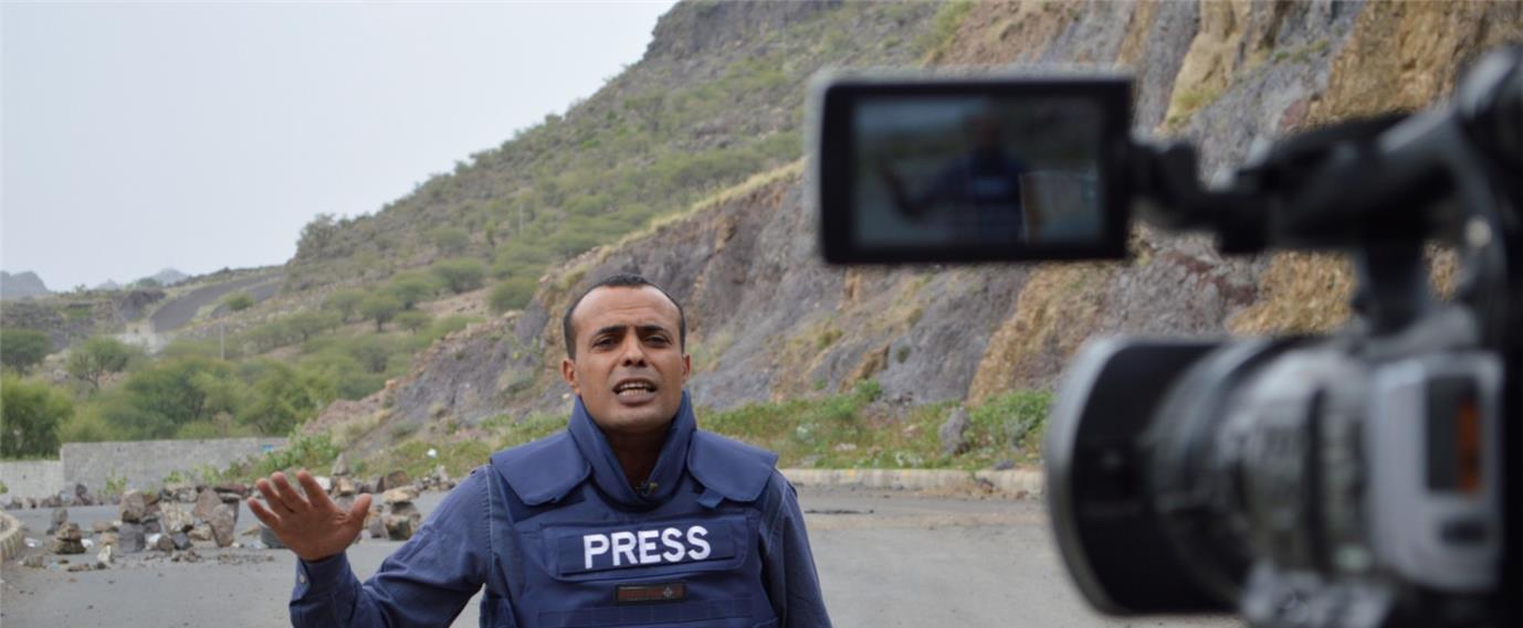 &quot;صحفيات بلا قيود&quot; تدين الاعتداء على سيارة مراسل قناة الجزيرة البكاري